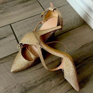 Size 9 gold pumps